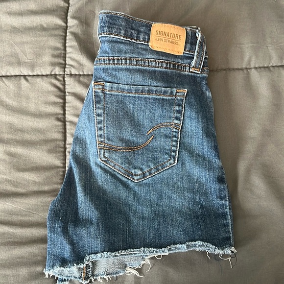 Levi’s High Rise Distressed Shorts Size 12 - Picture 1 of 8